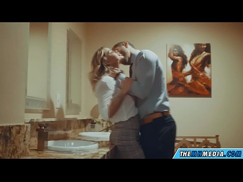 ❤️ Xa i-blonde ene-busty ikuhenda kwindlu yangasese yoluntu Amanyala kuthi
